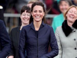 Kate Middleton mengenakan busana warna biru